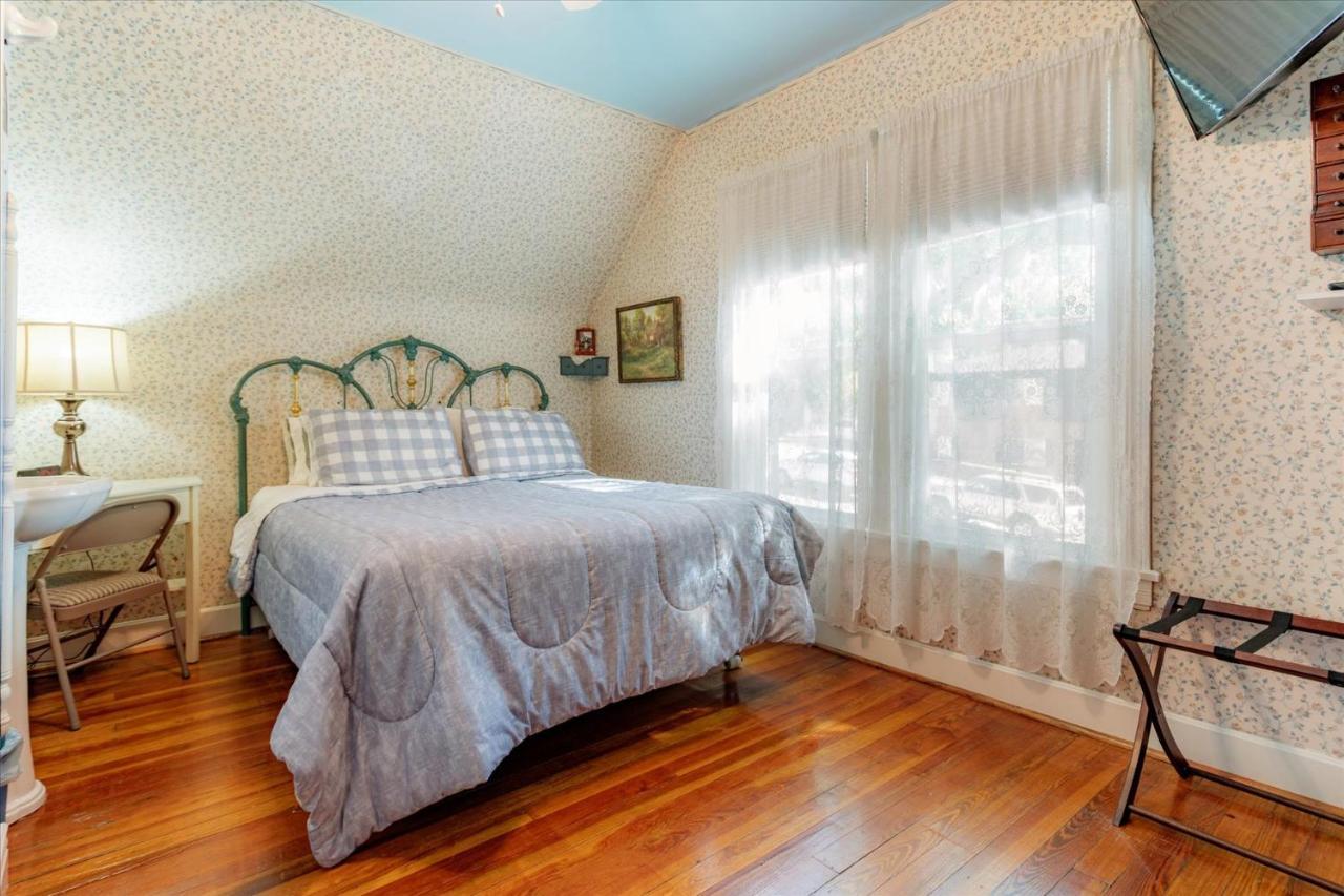 The Silk Pincushion (Adults Only) Bed & Breakfast Голдън Екстериор снимка